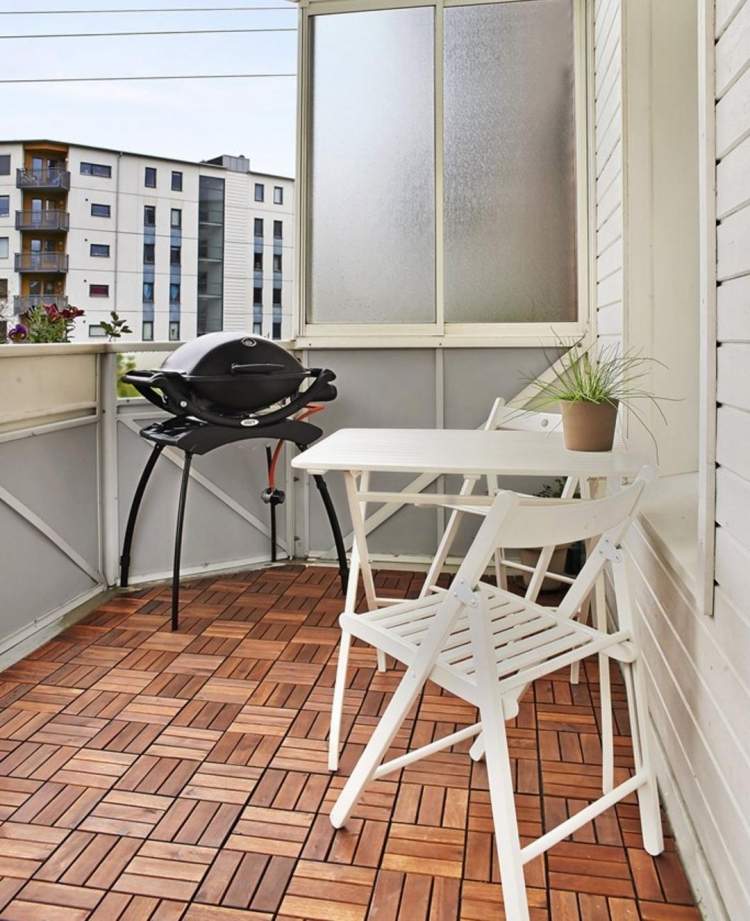 malý balkón v bielej farbe s možnosťou pekných grilovacích večerov balkón-kachle-drevo-biela-mestský-byt-malá-budova-zábradlie-vedro-vedro