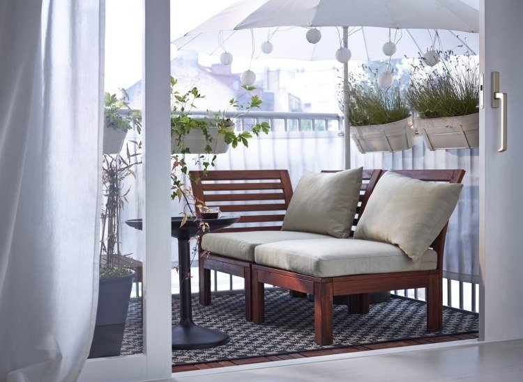 Čalúnené vankúše na vonkajšom nábytku z masívu balkónové dlaždice-drevo-biela-slnečník-vonkajší-nábytok-masívny drevený koberec-čalúnené vankúše