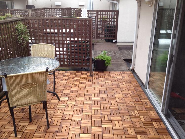 Šachovnicový vzor so štvorcovými prvkami z Ikea balkónové dlaždice-drevené-patio-dvere-stoličky-kov-plast-ratan-ochrana súkromia-drevené panely-rastliny