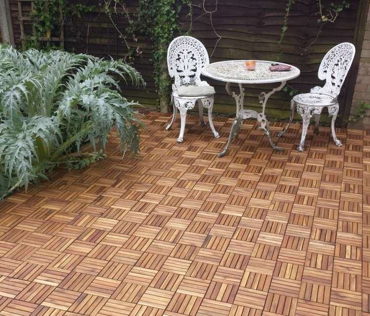 dve rustikálne stoličky a stôl z pevného kovu natreté na bielo balkón-obklady-drevo-rustikálne-kovové-stoličky-vintage-vzhľad-biely-stôl-ikea