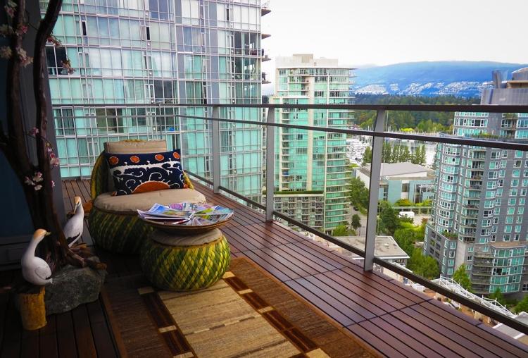 Balkónové dlaždice vyrobené z dreva môžu byť glazované alebo olejované balkónové dlaždice-drevo-mesto-byt-deko-kreslo-vankúše-čalúnenie-koberec-stolička-vtáky