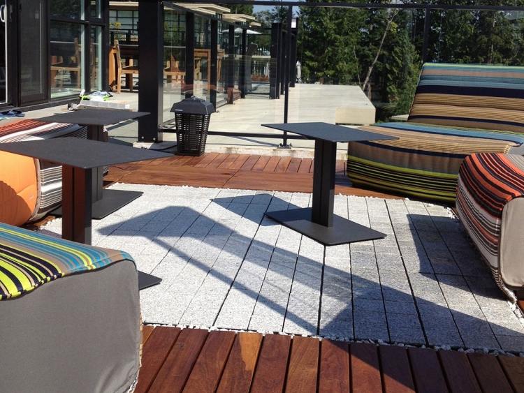 Na pevný povrch položte iba balkónové dlaždice vyrobené z dreva balkón-dlažba-drevo-betón-dlažba-štrk-záhradný nábytok-čalúnenie-sedenie-malé-stolíky-kov