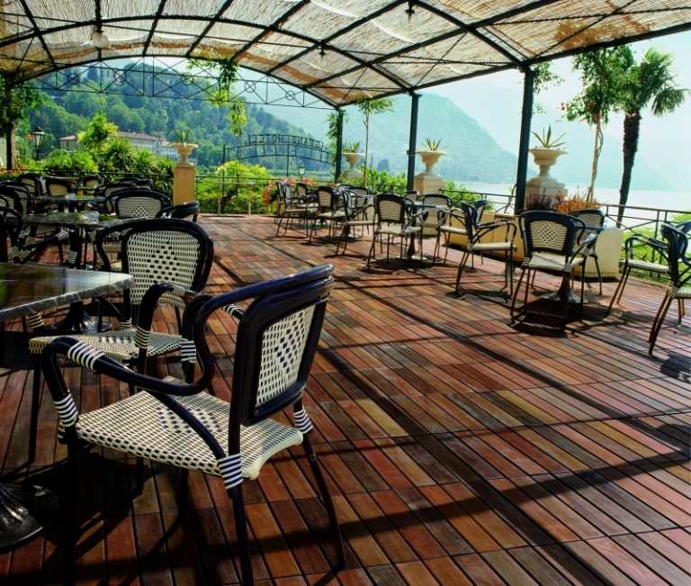 Spestrite balkón drevenými dlaždicami Balkónové obklady vyrobené z drevenej strešnej krytiny-záhradný nábytok-rastliny-šetrič-výhľad-príroda-ikea