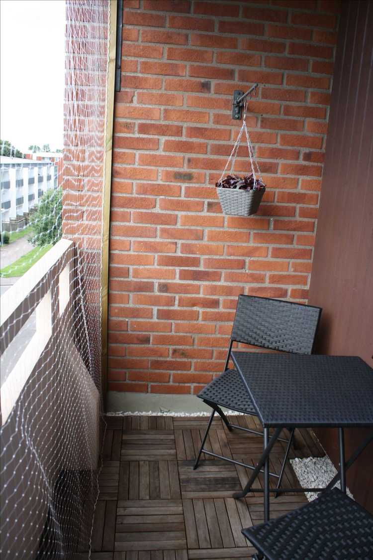 Zabezpečený balkón pre mačky so sieťkou, drevené lamely, drevené balkónové dlaždice