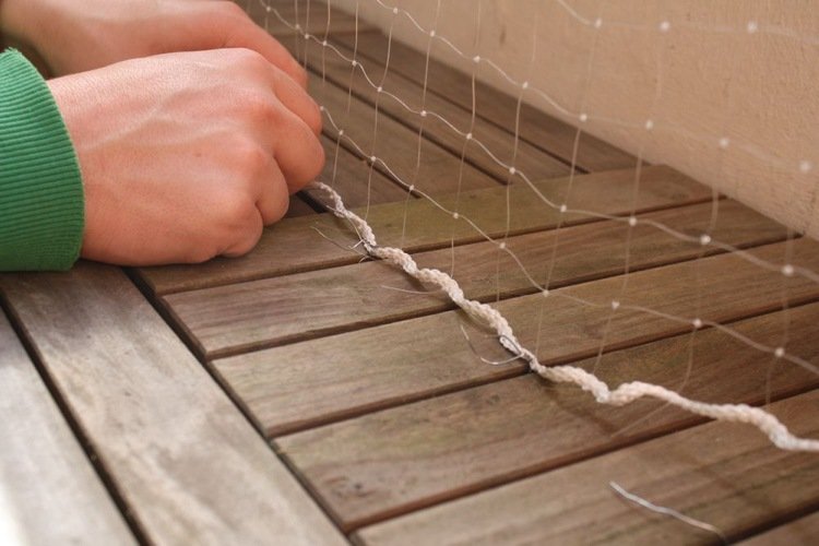 Bezpečný balkón pre mačky Upevnite sieť na drevené dlaždice