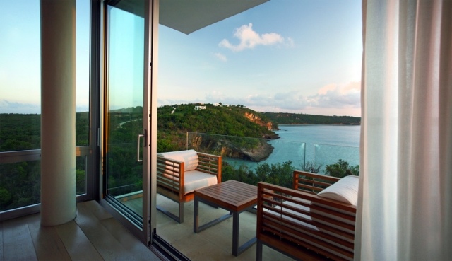 Colon jednoduchý dizajn posuvné sklenené dvere malý malý stôl tropický výhľad