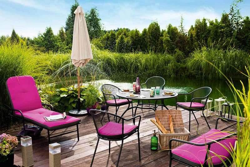 Priestorovo úsporný balkónový nábytok s ružovými vankúšmi na sedenie Balkónový nábytok-malý-balkón-kreslo-ružové-čalúnenie