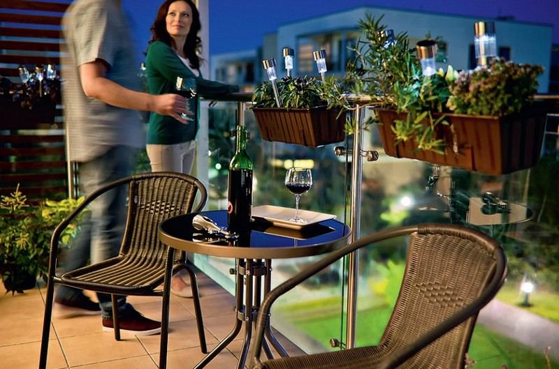 Zábradlia, okrúhly stolík a dve stoličky Balkónový nábytok-okrúhly stôl-ratanové stoličky-sadzač