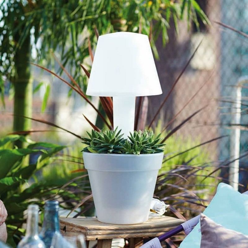 Stolová lampa a kvetinový box v jednom prevedení na balkóne Balkónový nábytok-malá-balkónová-lampa-LED-kvetináč