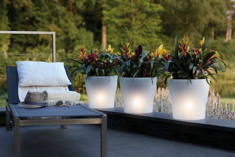 Ležadlá a tri kvetináče s LED osvetlením Balkónový nábytok-malý-balkón-kreslo-kov-tkanina-sadzač-osvetlený