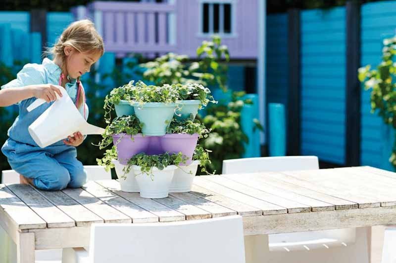 Rozložte kvetináče na balkónový stôl - vytvorte bylinkovú záhradu Balkónový nábytok-malý-balkón-kvetináč-nápady