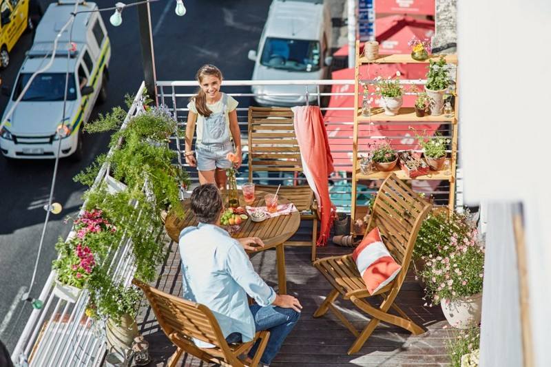 Priestorovo úsporný drevený balkónový nábytok - skladacie stoličky a okrúhly stôl Balkónový nábytok-malý-balkón-drevené stoličky-dizajn okrúhleho stola