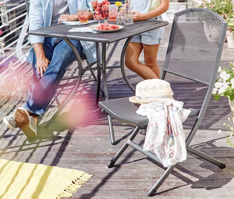 Moderná zostava - kovový stôl a stolička od Tchibo Balkónový nábytok-malý-balkón-kovová-zostava-nenáročná na údržbu-robustný