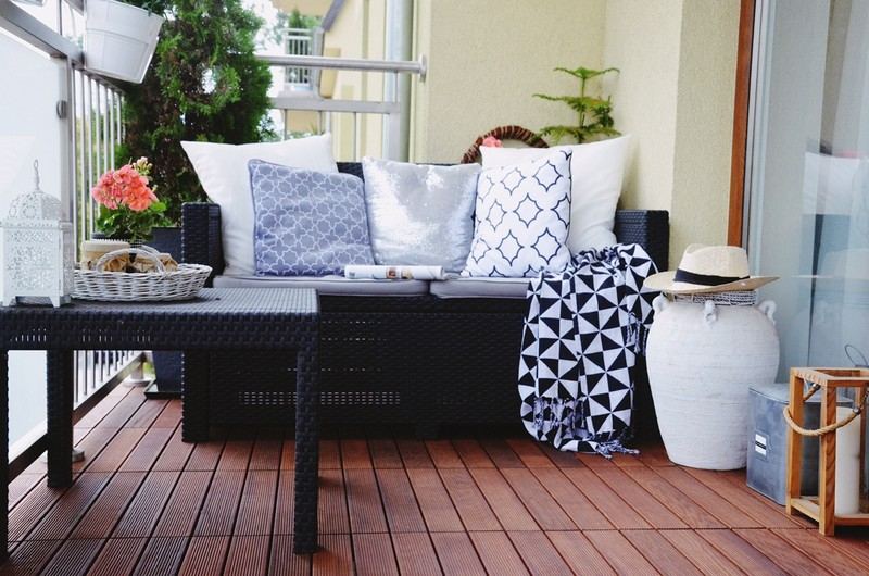 Malá sedacia súprava vyrobená z ratanu na balkóne Balkónový nábytok-malý-balkón-ratan-sedačka-konferenčné stolíky-vázy