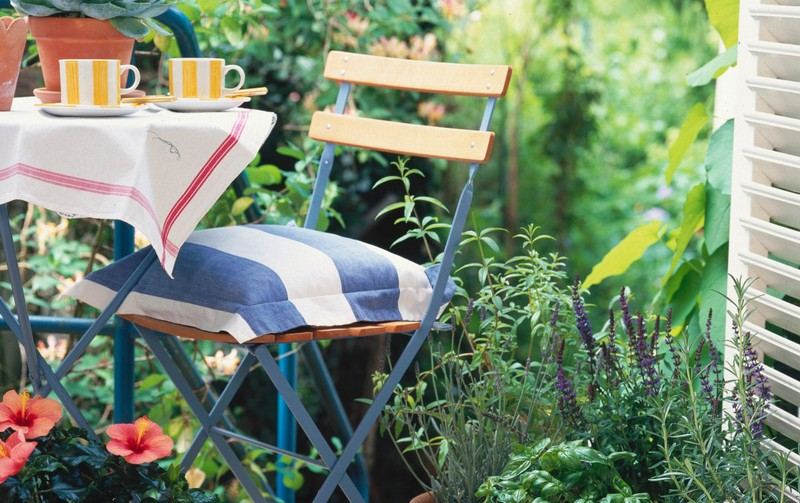 Pohodlné posedenie na balkóne so skladacou stoličkou z dreva a kovu Balkónový nábytok-malé-balkónové-sedacie vankúše-skladacia stolička-nápady