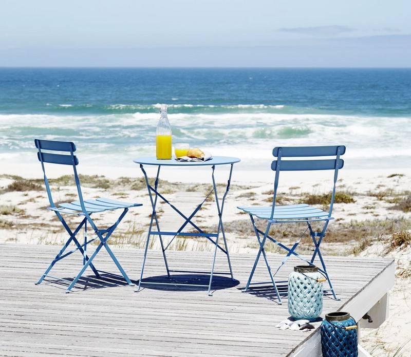 Priestorovo úsporné nábytkové zostavy v nebesky modrej farbe navodia prázdninovú atmosféru Balkónový nábytok-malý-balkón-modro-okrúhly stolný lampáš