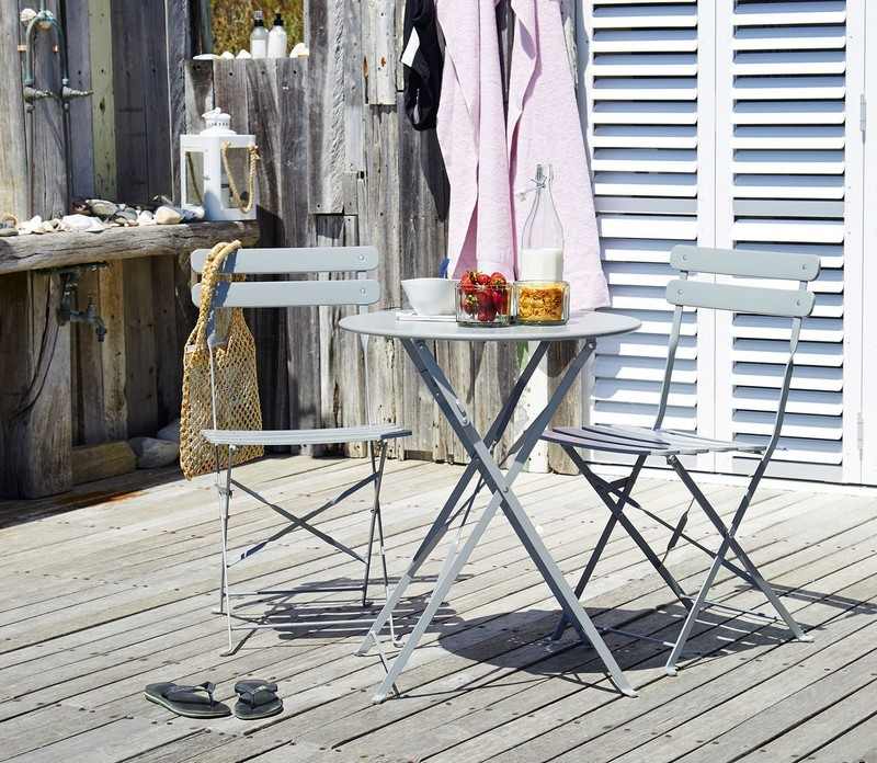 Postavte rustikálny balkón - s malou sadou pre dve osoby Balkónový nábytok-malý-balkón-sivá-zostava-malý-dva-ľudia