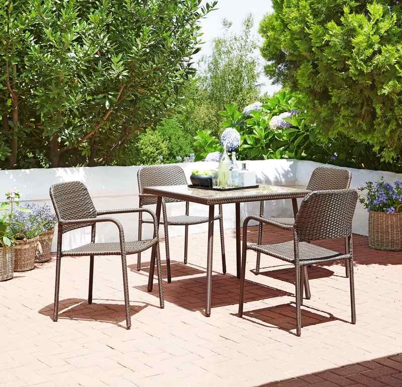 Balkónový nábytok na malý balkón - sedacia skupina pre štyri osoby Balkónový nábytok-malé-balkón-ratanové stoličky-stôl-sklenená doska