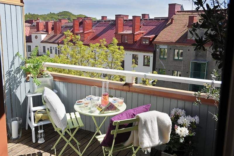 Dodajte balkónu kúzlo nábytkom vo veselých farbách Vymazať-balkón-nábytok-malý-balkón-skladacie-stoličky-nápady