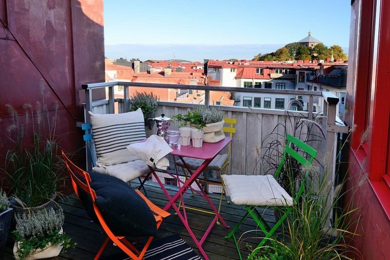Balkónový nábytok - ružový stôl a oranžová, zelená, žltá a modrá stolička Balkónový nábytok-malé-balkónové stoličky-stôl-pestré-farby