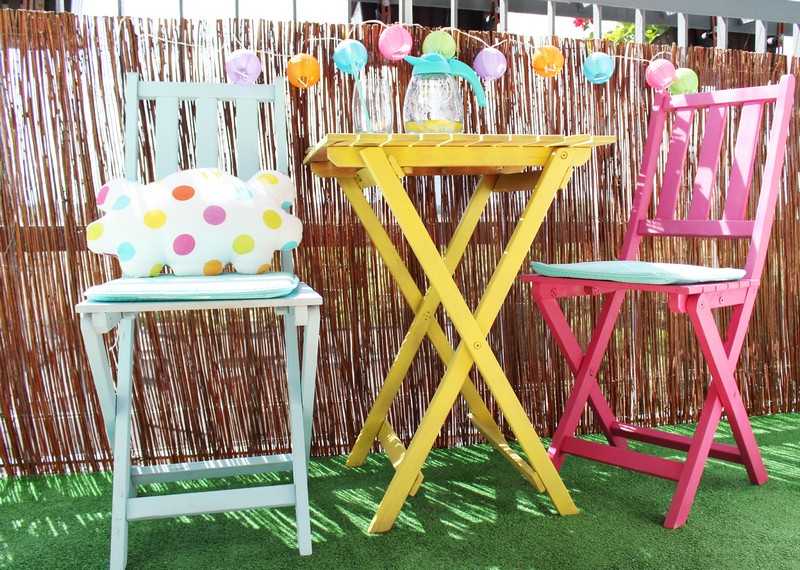 Drevený nábytok na balkón je možné tiež vymaľovať vo veselých farbách Balkónový nábytok-malý-balkón-skladacie stoličky-kríž-nohy-stôl