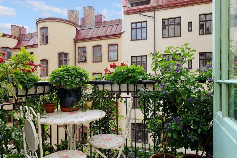 Vintage balkónový nábytok zdobený technológiou obrúskov Balkónový nábytok-malé-balkónové stoličky-stôl-decoupage