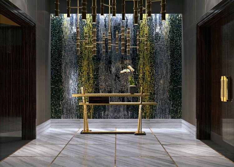 Bambusový vzhľad konzoly so zlatým povrchom bambusový nábytok dizajnová konzola zlatý vzhľad kovovo šedá dlažba stena originál