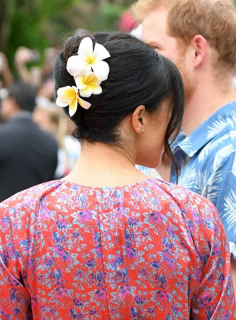Meghan Markle účesy banánový účes krok za krokom