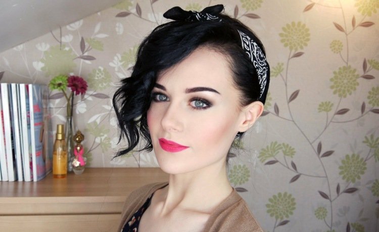 Účes poníka v štýle 50. rokov bandana účesy ofina-čierne-vlasy-60. roky