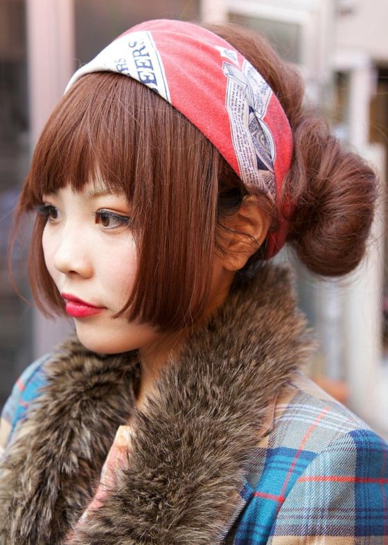 vyzerajte módne so šatkou aj v zime Tokijský štýl so šatkou v červenej farbe