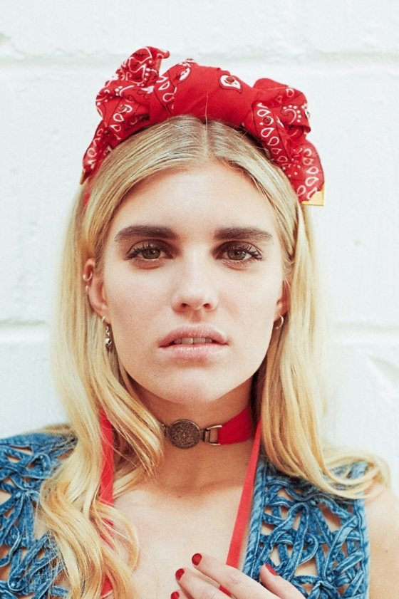 Šatka v štýle hippie ako mašľa Retro šatka s červenou šatkou