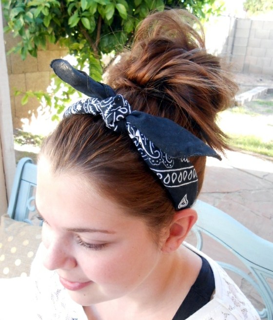 Ozdobte si drdol do vlasov šatkou Koník-účes-s-šatkou-modrou-so-vzorom