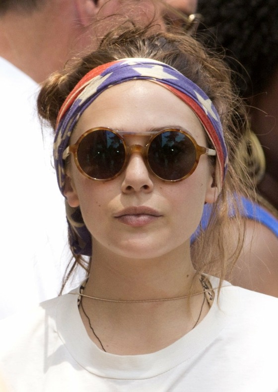 Šatka s farbami štátnej vlajky Šatka-s-farebným vzorom-biele-tričko-slnečné okuliare