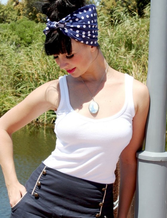 Retro akcenty s bodkami na šatke Nákrčník-modrý-s-bodkami-biely-top