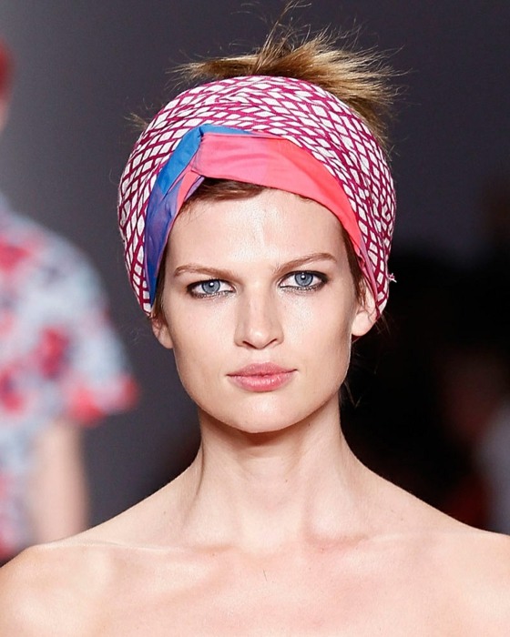 Šatka módne vyjadrenie ženskosti s golierom s asymetrickým vzorom