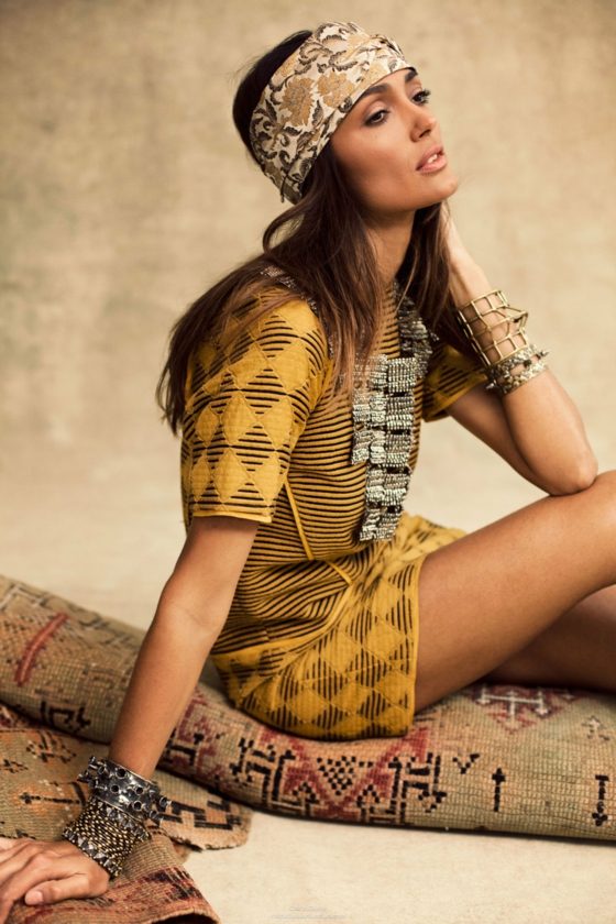 Vlásenka s letným šatkom vyzerá moderne Široká šatka s kvetmi