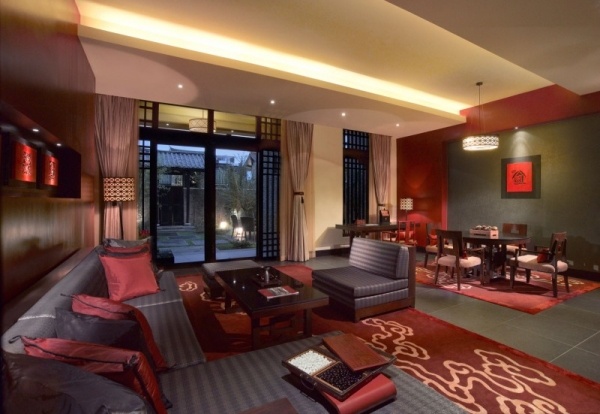 Zariadenie rezortu Banyan Tree v červenošedom prevedení Banyan Tree Lijiang cafe design červeno šedý interiér