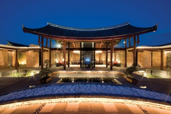luxusný rezort, vchod do Číny, Banyan Tree Lijiang luxusný hotel Čína vstupné nádvorie Banyan Tree Lijiang