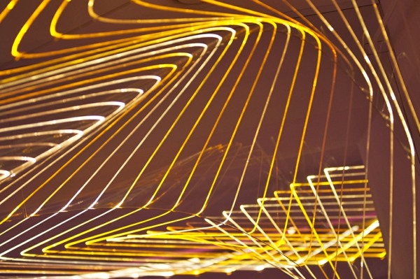 Osvetlenie akvária nočného baru zlaté svetlá-vlnité-nočný klub