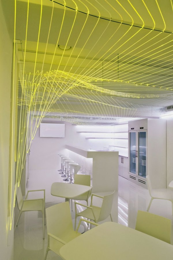 bar so salónikom so žltým svetlom Atmosféra osvetlenia, nábytku, baru a salónika