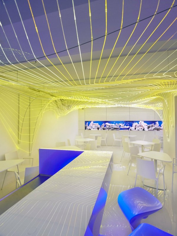 Podstavec pre akvárium nočného klubu dance bar Svetlá víly-tanečný parket-barová stolička-vysoké stoly