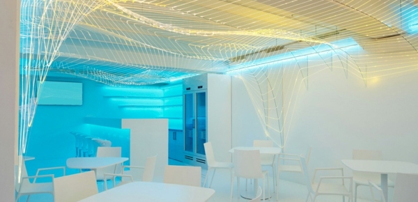 Chladnička akvárium svetlé farby biele tóny rôzne farby-svetlá-osvetlenie-bar-akvárium