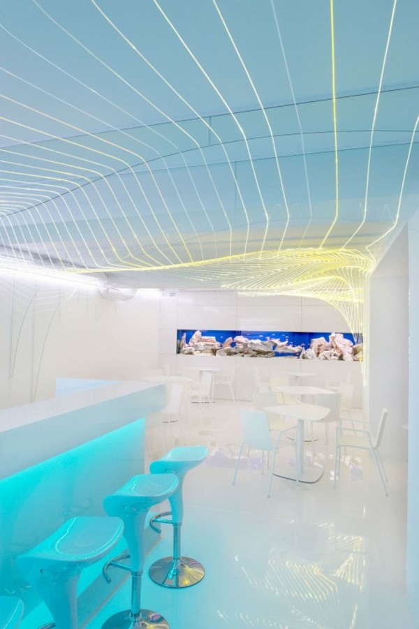 svetlo modrá barová stolička Aqua Ambiente Svetelné reťaze-večerné osvetlenie-biele-steny-tanečný parket