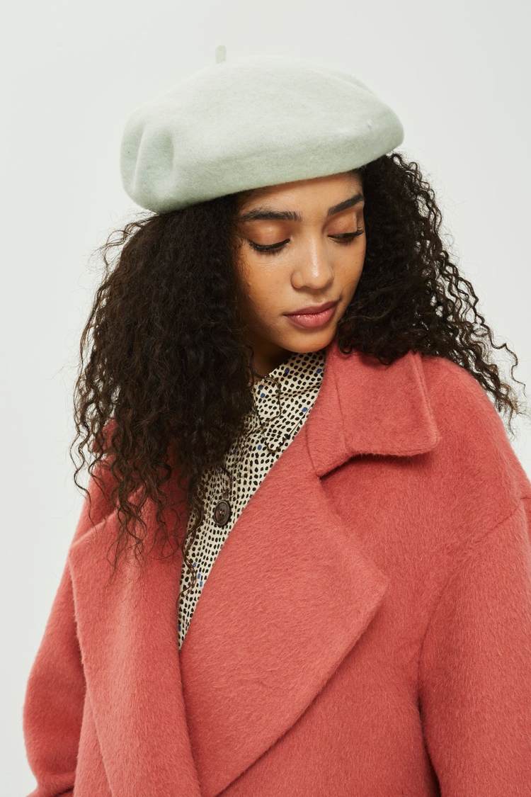 baretová čiapka účes sa prirodzene vlní