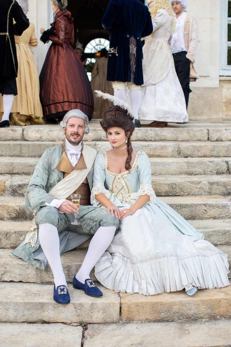 Halloween kostým pre páry barokové účesy dámy