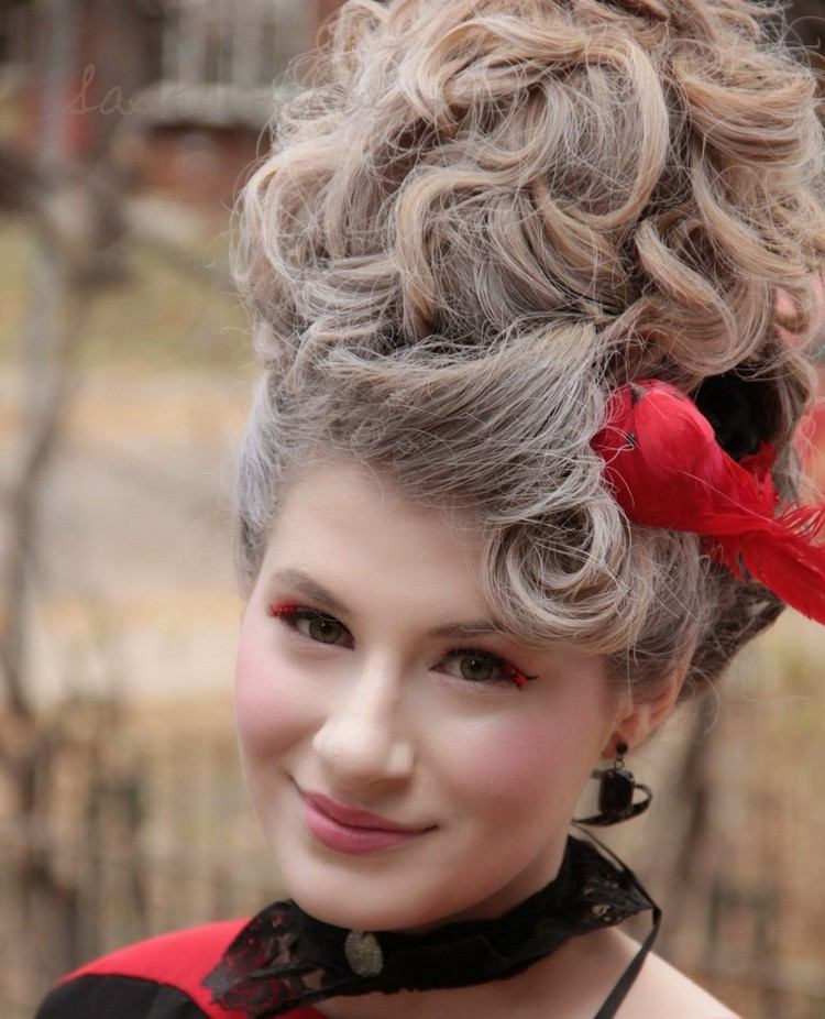 Barokové účesy ženy si robia účes Marie Antoinetty samy