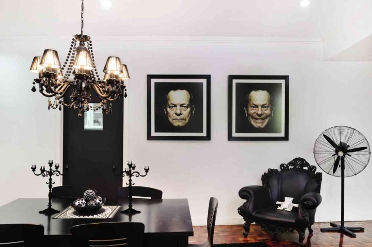 monochromatický interiérový dizajn a kreslo Proust v matnej čiernej farbe barokový-nábytok-moderný-čierno-biely-proust-kreslo-matný-luster