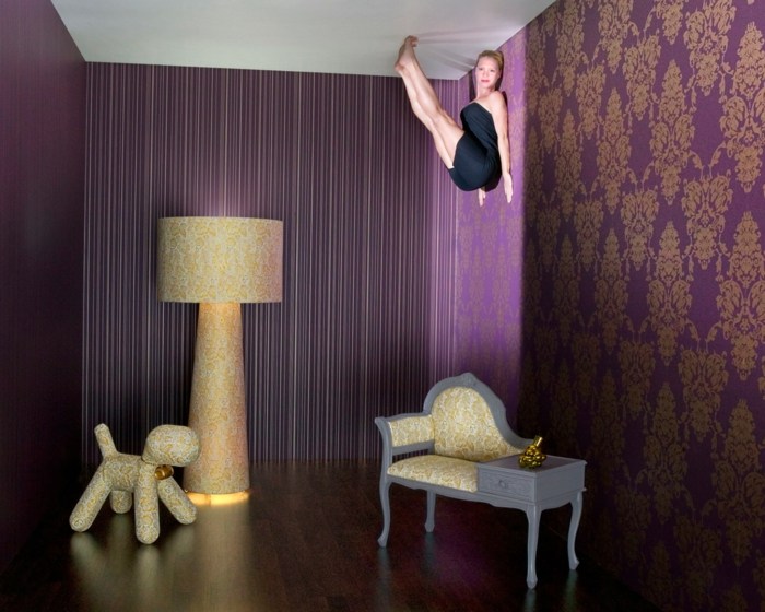 Tapeta s fialovými barokovými motívmi obývacia izba Tapeta fialové zlato klasické motívy dizajn steny obývačky