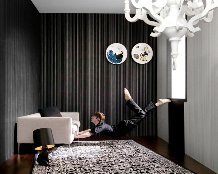 Ozdobná tapeta s pruhovanými vzormi na stene v obývacej izbe Tapeta obývacia izba domov nápady koberec vzor