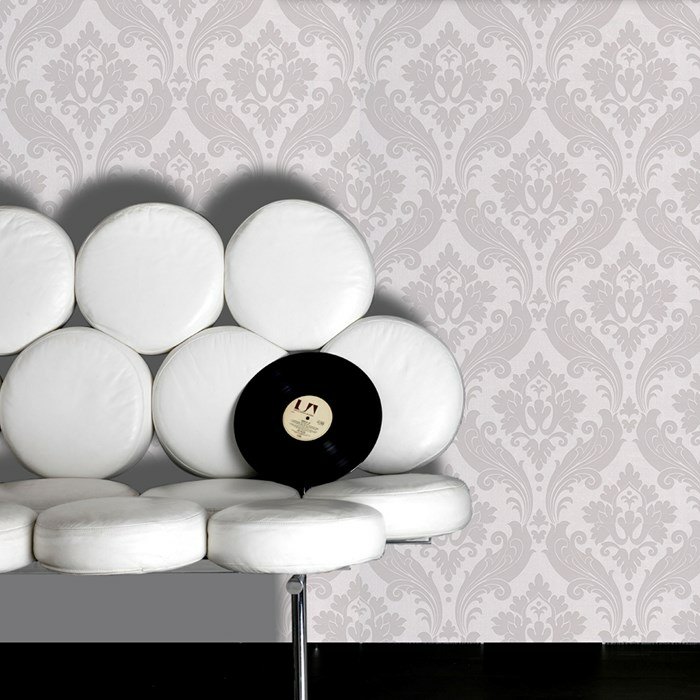 Eklektický nábytok - moderná sedačka a barokové tapety Baroková moderná sedacia súprava v bielej obývacej izbe